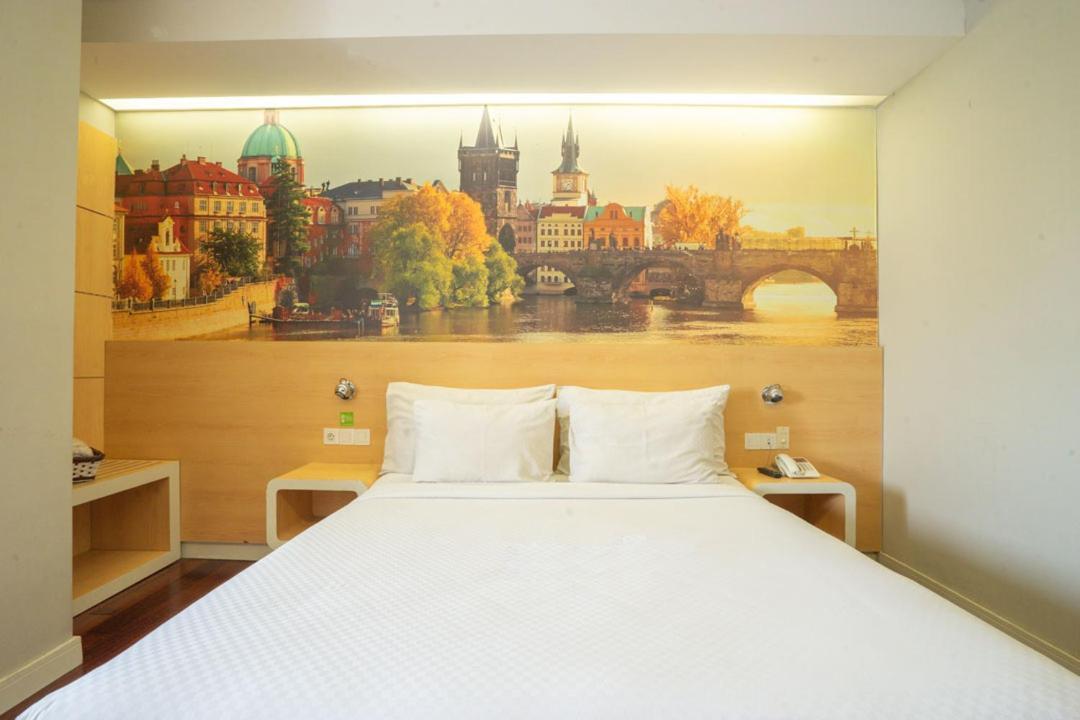 Life Hotel Stasiun Kota Surabaya Zimmer foto