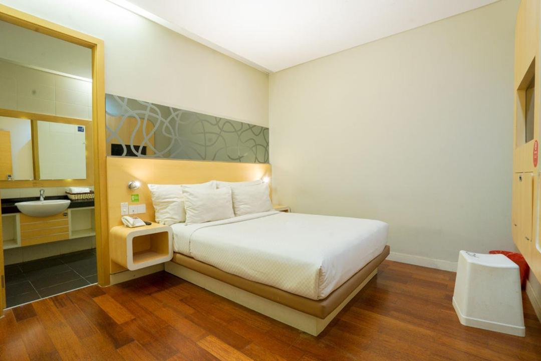 Life Hotel Stasiun Kota Surabaya Zimmer foto