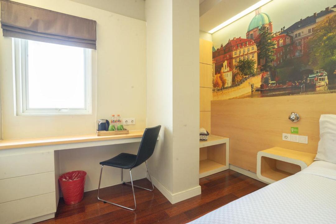 Life Hotel Stasiun Kota Surabaya Zimmer foto
